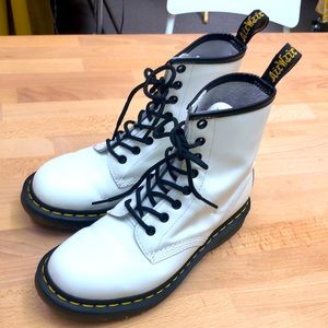 WHITE DOC MARTINS SIZE 7
